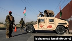 تصویر آرشیف: دو تن از سربازان اردوی ملی اسبق افغانستان در یک پوسته امنیتی در نزدیکی شهر کابل 