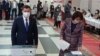Президент Садыр Жапаров с супругой Айгуль на избирательном участке. 