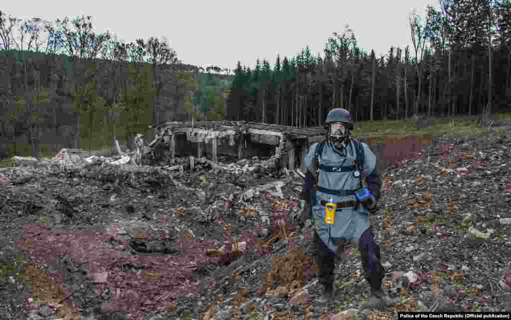 Піротехнік оглядає місце після смертельного вибуху в 2014 році. Існує «обґрунтована підозра щодо ролі членів російської військової розвідки ... у вибуху», заявив прем'єр-міністр Чехії Андрей Бабіш