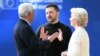 Президент Європейської ради Антоніу Кошта (ліворуч) і президентка Європейської комісії Урсула фон дер Ляєн вітають президента України Володимира Зеленського під час його прибуття на спеціальне засідання Європейської ради у Брюсселі 6 березня 2025 року