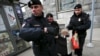 Полицейские задерживают участников митинга в Москве. 19 апреля 2015 года.