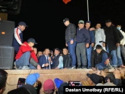 Мелис Мырзакматов выступает на площади в Оше перед митингующими. 7 октября 2020 года.