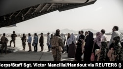 دهها هزار افغان و برخی از اعضای خانواده های شان که همکاران نیروهای امریکایی و ناتو بودند از افغانستان بیرون کشیده و به ایالات متحده منتقل شده اند