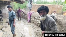 باشنده گان مناطق سیلاب زده می گویند که به کمک های فوری نیاز دارند