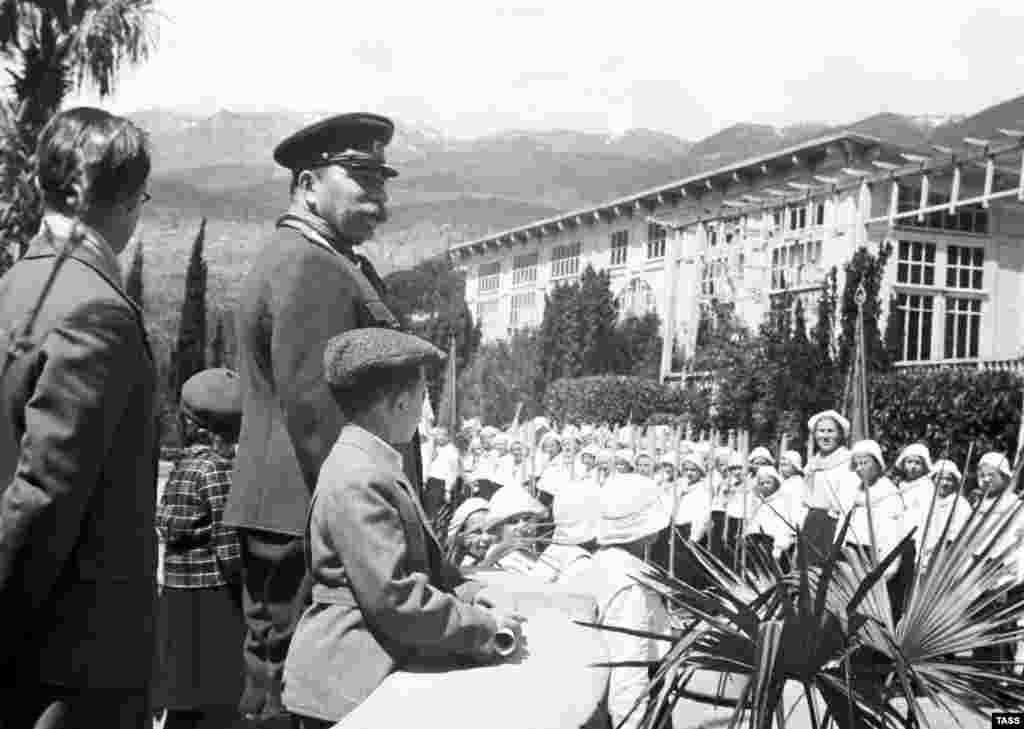 "Артек" был открыт в 1925 году при поддержке Союза обществ Красного Креста и Красного Полумесяца (Советского Красного Креста). Изначально лагерь служил санаторием для детей, больных туберкулезом На фото – Маршал Советского Союза Семен Буденный в "Артеке", 1946 год