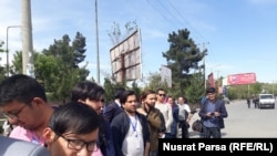 خبرنگاران در نزدیک خیمه لویه جرگه برای پوشش خبری آن. May 01 2019
