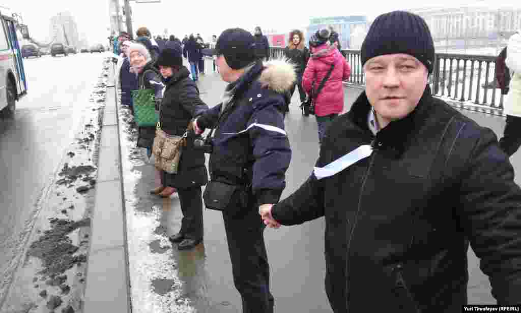 Протест белдерүчеләр кулга кул тотынышып Мәскәүнең Садовое боҗрасы буйлар тезелеп басты