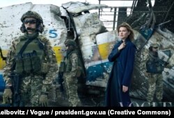 Одна з фотографій першої леді України Олени Зеленської, якою проілюстровано її інтерв’ю журналу Vogue. Автор світлини – відома американська фотографиня Енні Лейбовіц