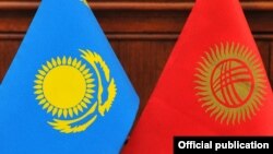 Флаги Казахстана и Кыргызстана.