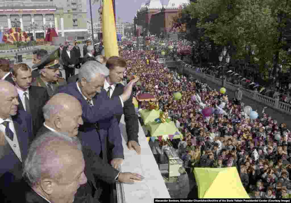 Єльцин махає людям під час відкриття виставкового комплексу «Манеж» у вересні 1997 року