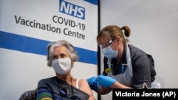 NHS u Engleskoj je obavijestio sve punktove za vakcinacije o ovom upozorenju. (Foto: Doreen Brown (85) primila je prvu od dvije vakcine Pfizer / BioNTech , u utorak, 8. decembra 2020.)
