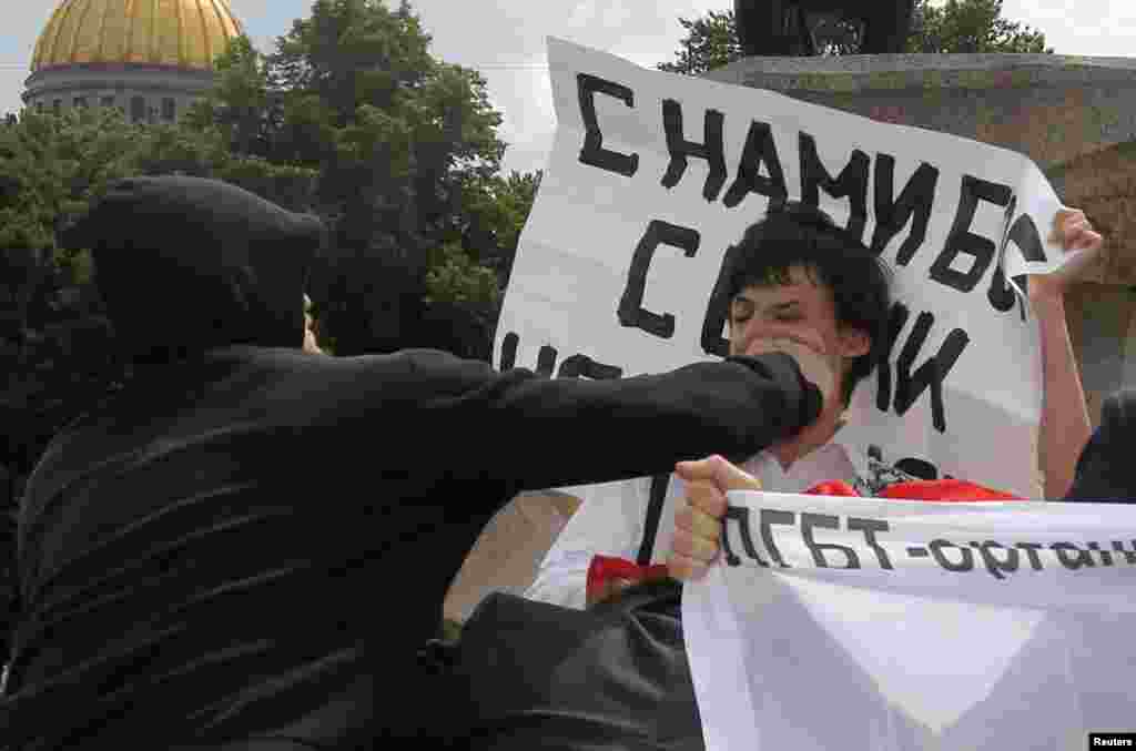 2011 елның 25 июнендә Петербурда рөхсәтсез узган урам җыенында катнашучыларга билгесез кешеләр һөҗүм итте