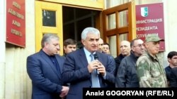 Рауль Хаджимба обратился к собравшимся у здания администрации президента