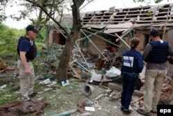Авдіївка, 14 травня, спостерігачі ОБСЄ оглядають двір будинку №53 по вулиці Сапронова (колишня Піонерська)