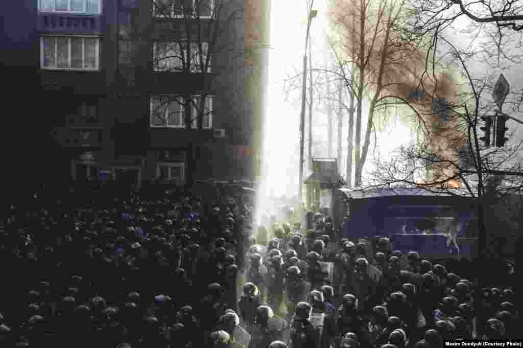 &quot;Беркут&quot; идет штурмом на Майдан после столкновений на Шелковичной.&nbsp;