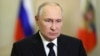 На початку візиту російського президента літак Путіна зустрічала почесна варта