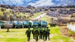 Окупація українського Криму. Російські військові без розпізнавальних знаків (так звані «зелені чоловічки») у селі Перевальне, 5 березня 2014 року