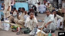 پاکستان کې اولس وايي، حکومت دې د خوراکي شیانو بیې راټیتې کړي: انځور له ارشیفه