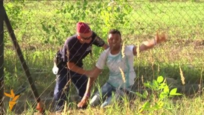 Мигранти бегаат од камп во Унгарија