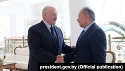Президент Беларуси Александр Лукашенко (слева) и бывший президент Кыргызстана Курманбек Бакиев во время встречи во Дворце Независимости. Минск, август 2019 года.