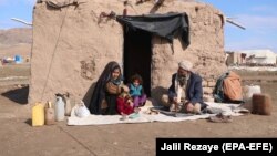 د جګړو له امله بې ځایه شوې کورنۍ