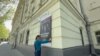 Сотрудник театра в Севастополе снимает афишу спектакля "Ветер шумит в тополях" режиссера Римаса Туминаса после отмены гастролей московского театра им. Вахтангова местными властями