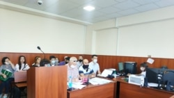 Бишкек шаардык административдик сотунда Азимжан Аскаровдун өкмөткө каршы доо арызы каралып жаткан учур. 1-июнь, 2020-жыл.