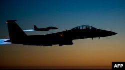 Американський військовий літак F-15 у небі над Іраком