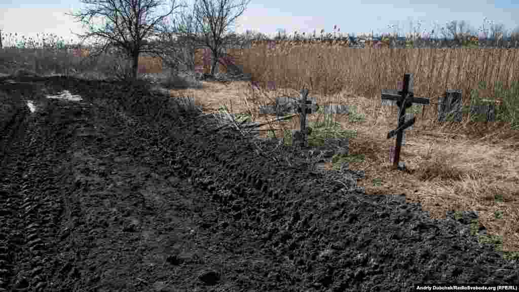 Кладовище. Дорога тут була і раніше, але важкі військові машини &laquo;розкатали&raquo; її майже до могил