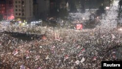 Demonstanti optužuju vlast da je na protestu 15. marta na Slaviji upotrebila nedozvoljeno oružje "zvučni top", što predstavnici vlasti demantuju. 
