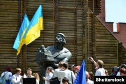 Пам’ятник Київському князю періоду України-Русі Ярославу Мудрому (983/987–1054) біля Золотих воріт в Києві