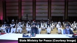 برخی از اعضای مذاکره کننده گروه طالبان در جریان مراسم افتتاحیه مذاکرات بین‌الافغانی در دوحه قطر 12.9.2020