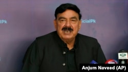 شیخ رشید وايي، پولیسو د دوو ټیکسیانو له ډرېورانو څخه پوښتنې کړې دي - د ارشیف انځور. 