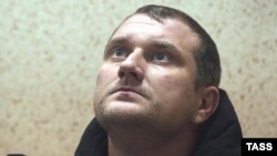 За словами адвоката, Гриценко визнає себе військовополоненим і в ході слідчих заходів відмовився відповідати на запитання слідчого