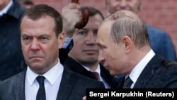 «Будь-які паралелі з минулим хибні або умовні. Крім однієї: ми й поодинці вміємо знищувати потужного ворога або ворожі союзи», – Дмитро Медведєв