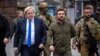 Премʼєр-міністр Великої Британії Борис Джонсон (ліворуч) і президент України Володимир Зеленський. Київ, 9 квітня 2022 року