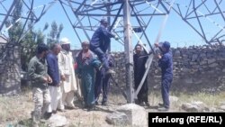 عکس آرشیف : کارگران و انجنیران ریاست برشنا سرگرم ترمیم یک پایه تخریب شده برق در شمال کابل