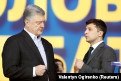 Київ, 19 квітня 2019 року: тоді кандидати на посаду президента України Петро Порошенко і Володимир Зеленський (праворуч) під час дебатів на стадіоні «Олімпійський»