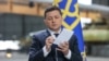 Володимир Зеленський нотує питання журналіста під час прес-конференції 20 травня