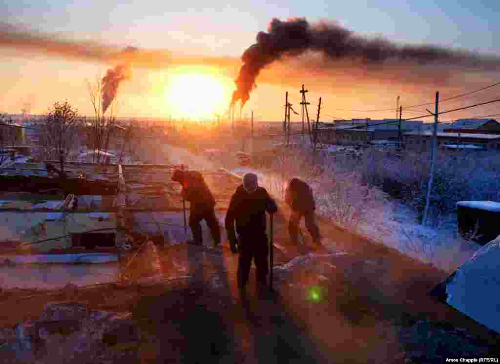 В городе Хандыга республики Саха, где проживают около 6000 человек, из-за неравномерного таяния вечной мерзлоты каждый год земля оседает, и дома разрушаются. Рабочим приходится разбирать их на части. Как и на что живут эти рабочие – читайте историю здесь. Фото – Эймос Чаппл