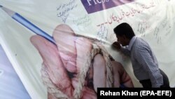 پاکستان کې په ۲۰۲۱ز کال کې پر يوشمېر خبريالانو بريدونه وشول او خبريالانو په بېلا بېلو ښارونو کې کې د بيان ازادۍ په حق کې مظاهرې وکړې. انځور له ارشيفه