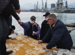 Таксисти грають в кості на набережній Батумі