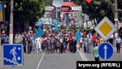 2009 senesi. Qırımtatarlarnıñ kolonnası matem mitingi keçirilecek Aqmescitteki Lenin meydanına kete