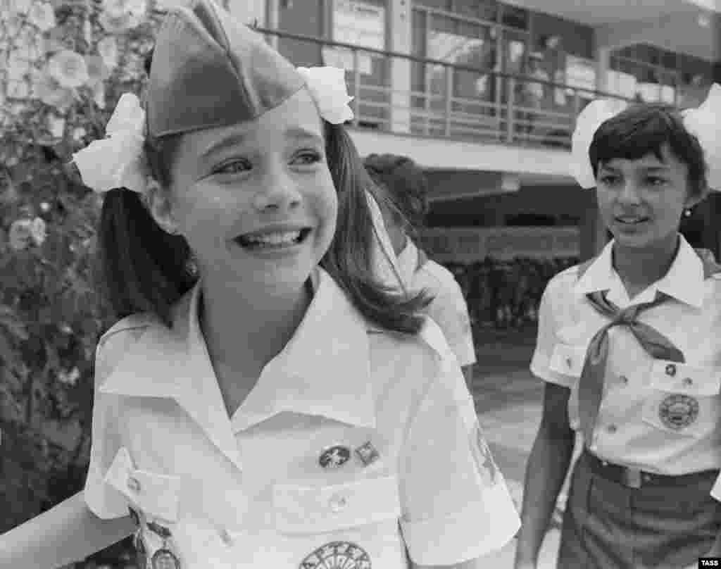 В 1983 году "Артек" впервые посетила американка – Саманта Смит. Девочка стала известной благодаря письму Генеральному секретарю КПСС (бывшему главе КГБ. – Р.С.) Юрию Андропову в разгар холодной войны, после чего Саманту и ее родителей пригласили в лагерь. ("Вы за ядерную войну или против? – спрашивала девочка в письме. – А если против, то скажите мне, пожалуйста, что вы собираетесь сделать для того, чтобы войны не было". – Р.С.) На фото – Саманта Смит в "Артеке", 1983 год