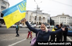 У центрі Херсону люди радіють звільненню міста з-під окупації Росією. Херсон, 12 листопада 2022 року