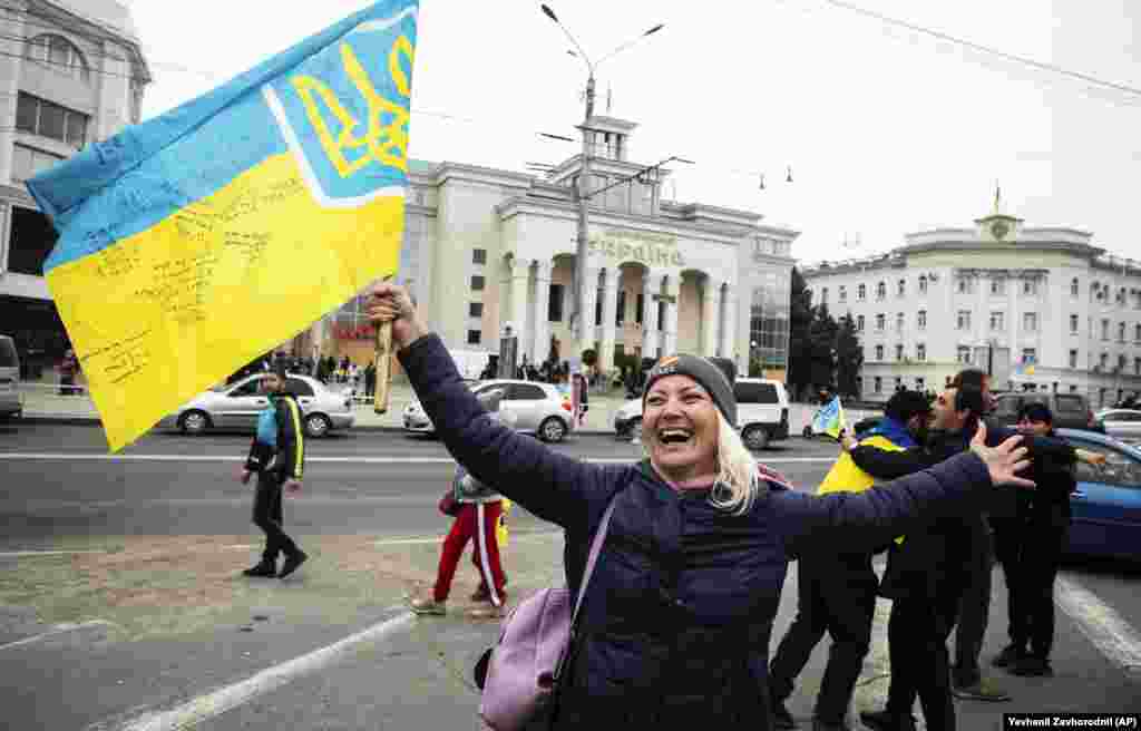 У центрі Херсону люди радіють звільненню міста з-під окупації Росією та втечі армії РФ. Херсон, 12 листопада 2022 року&nbsp; 11 листопада 2022 року українські Сили оборони витіснили російські сили з Херсону. Армія РФ пересунулася на лівий берег Херсонщини і продовжує звідти обстрілювати цивільне населення