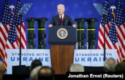 Президент США Джо Байден виступає з промовою про військову допомогу Україні під час візиту на збройний завод Lockheed Martin, на якому виробляють протитанкові ракети Javelin. Трой, штат Алабама, 3 травня 2022 року