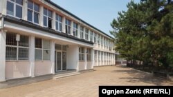 Đaci su se umesto da odu na ekskurziju, razočarani vratili svojim kućama; Prazno dvorište OŠ "Vuk Karadžić"