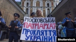 Вхід у Києво-Печерську лавру. 13 серпня 2014 року