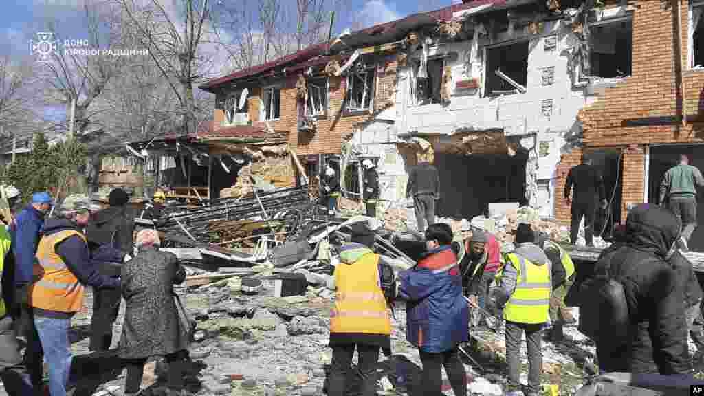 Жыхары шматкватэрнага дому ў Кіраваградзкай вобласьці ў Цэнтральнай Украіне расчышчаюць завалы пасьля ўдару расейскага бесьпілётніка 20 сакавіка.У пачатку сакавіка Ўкраіна пагадзілася на поўнае спыненьне агню, але прапанову адхіліла Расея. «Як ажыцьцяўляць кантроль рэжыму спыненьня агню ўздоўж лініі баявога судакрананьня, калі яна пад 2000 кілямэтраў? Хто будзе ажыцьцяўляць такі кантроль? Ці ёсьць гарантыі таго, што адзін з бакоў ня стане перакладаць [віну] на іншы», — заявіў Пуцін журналістам.